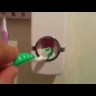 Дозатор для зубной пасты. В комплекте с держателем зубных щеток